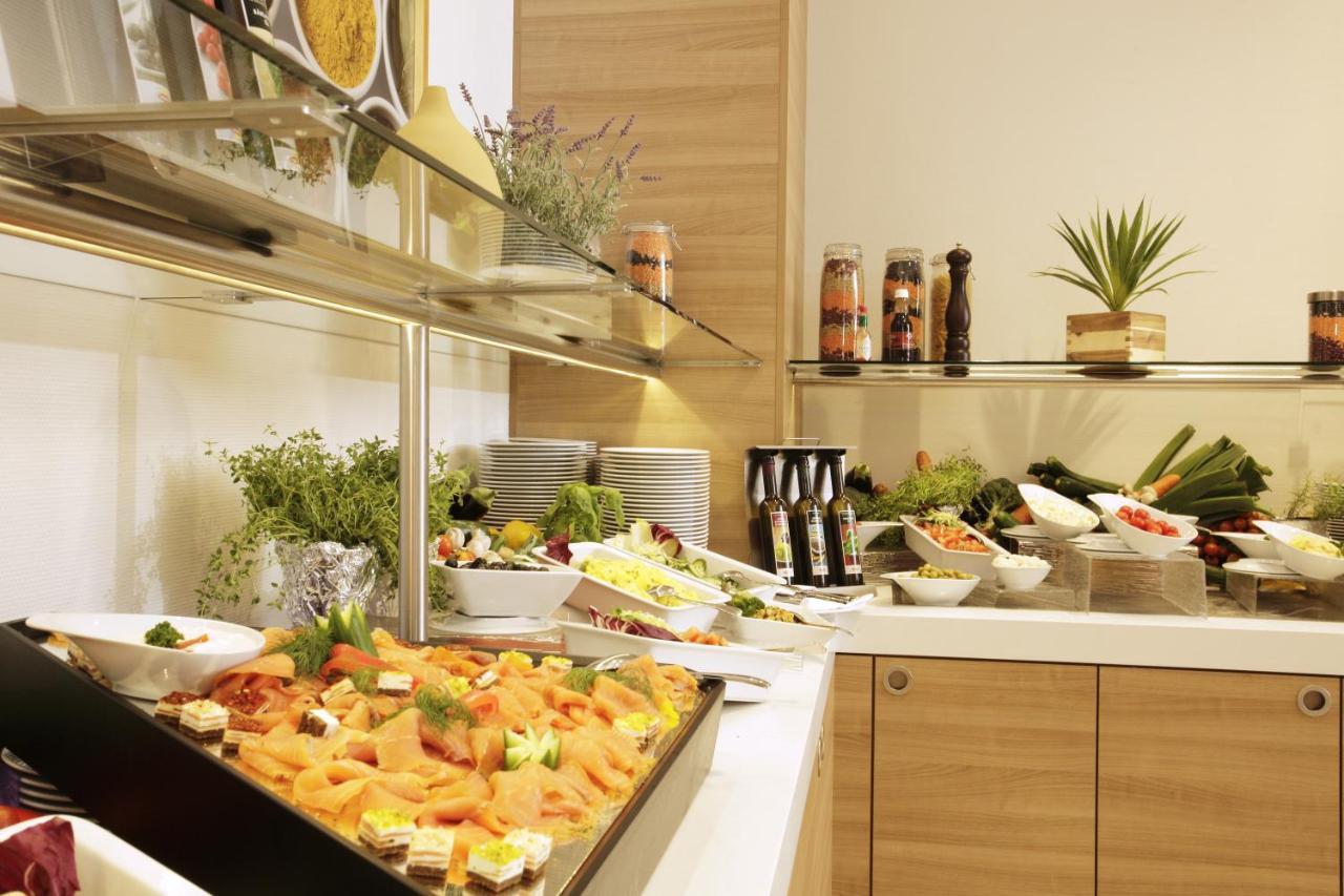Hotel H4 Alexanderplatz 4*