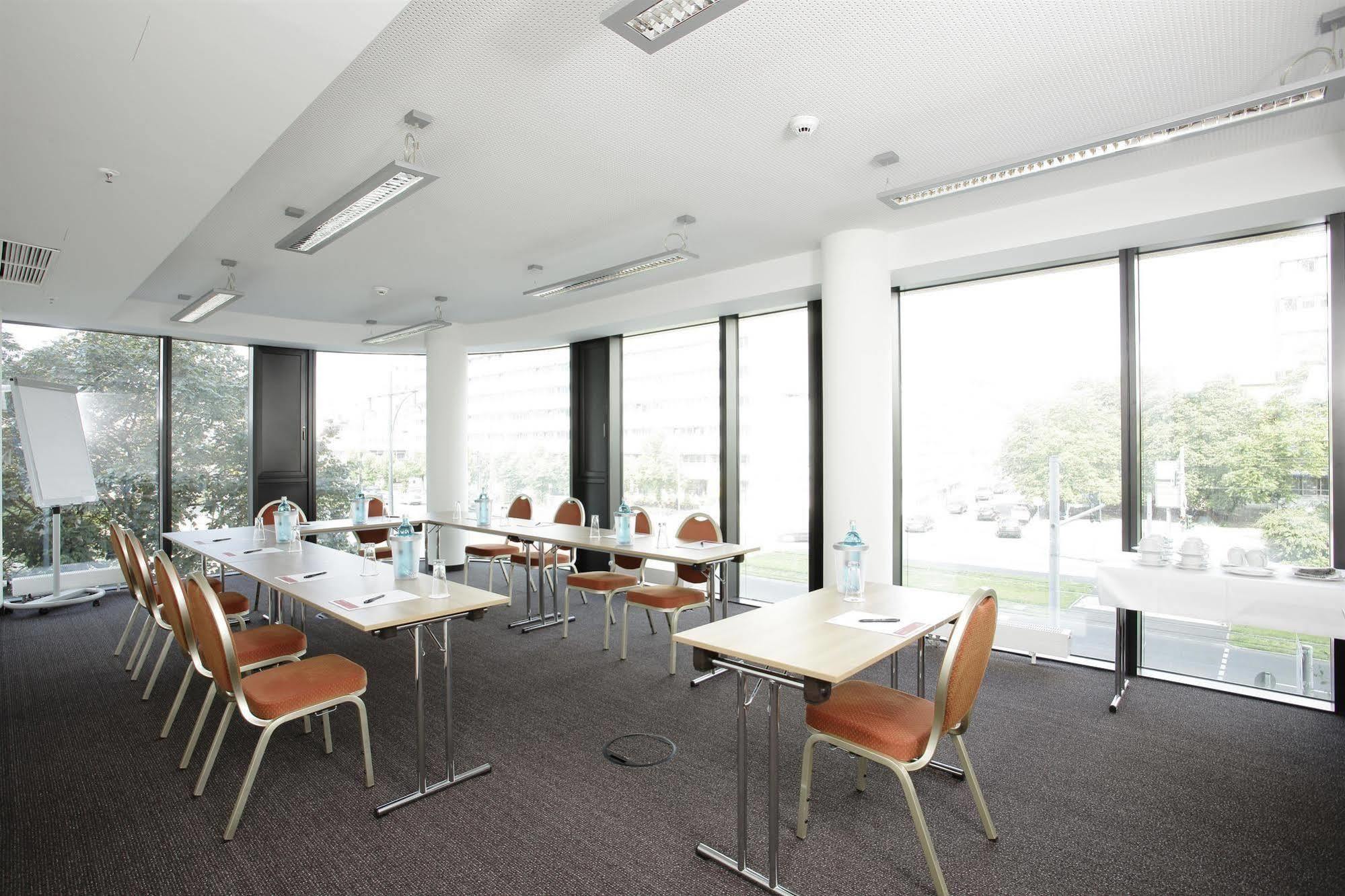 Hotel H4 Alexanderplatz 4*