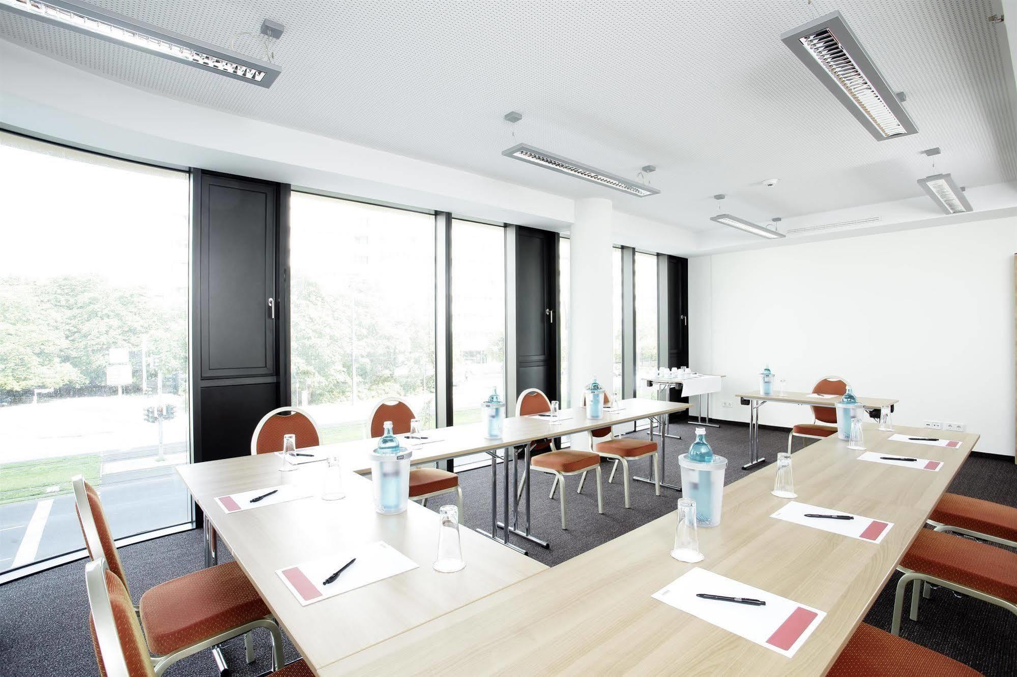 Hotel H4 Alexanderplatz 4*